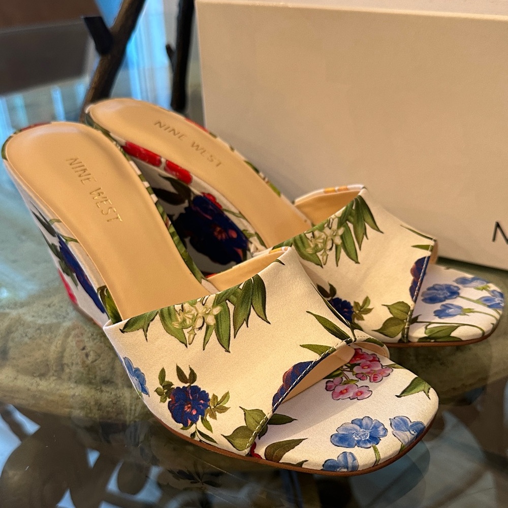 $95 Nine West Floral Wedge Sandals - Red and Green Sz 8 New In Box - Picture 10 of 16